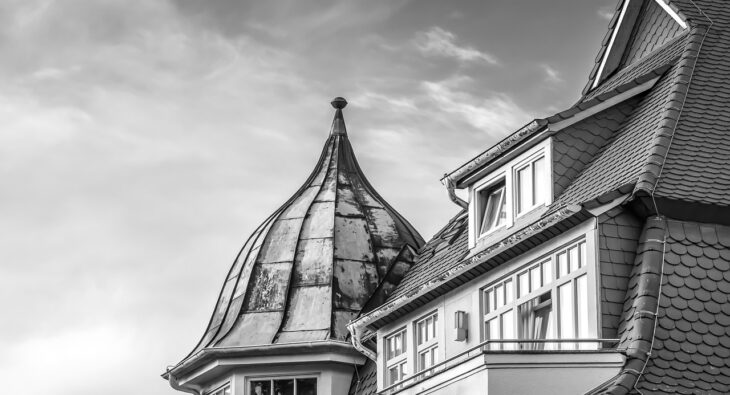 Jak wykorzystać moc naturalnego światła w łazience? Sekrety połączenia prywatności z oknem dachowym!